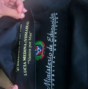 Investigan por qué mochilas de Educación tenían el logo tapado con otro