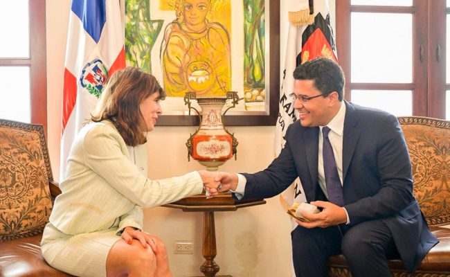 Alcalde del DN recibe visita oficial de nueva embajadora de EEUU en RD