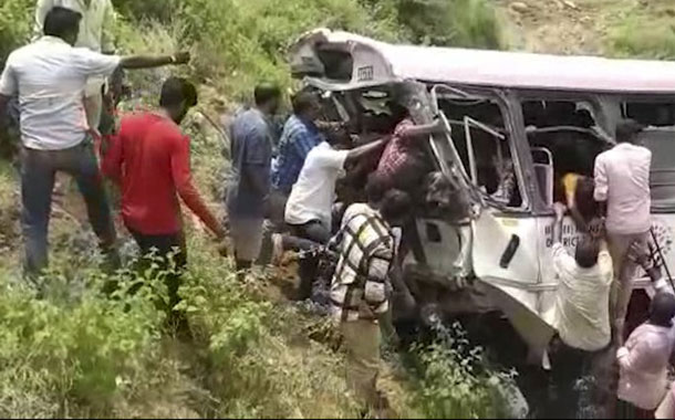 Al menos 52 muertos y 35 heridos en un accidente de autobús en la India