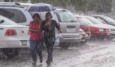 Continuarán los aguaceros debido a vaguada; mantienen alertas