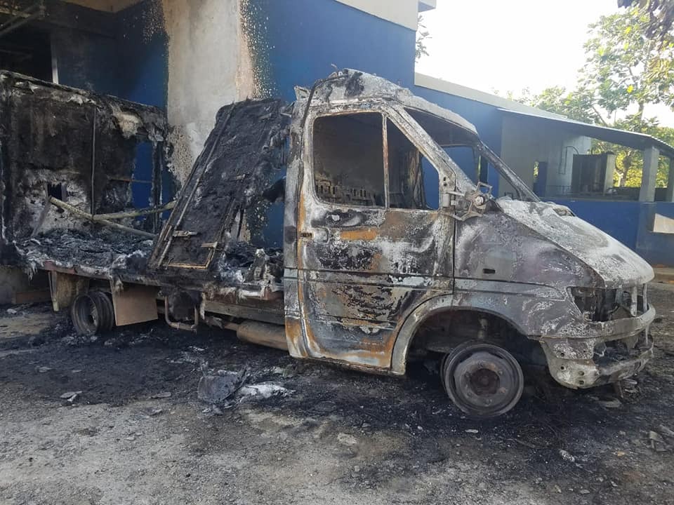 Resultado de imagen para Reducido a cenizas quedó camión que transportaba carnes en Nagua