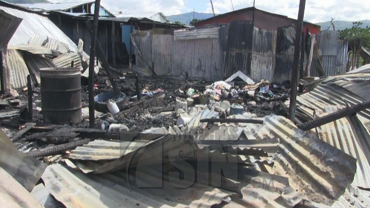 Tres viviendas destruidas por un incendio en Azua