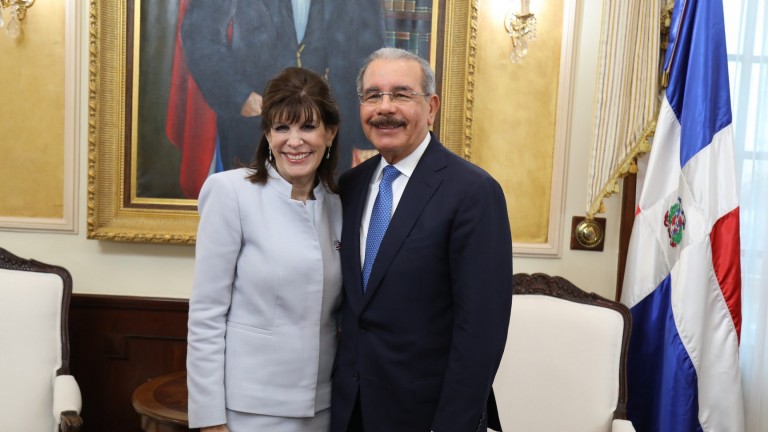 Embajadora de EEUU en RD realiza visita al presidente Danilo Medina