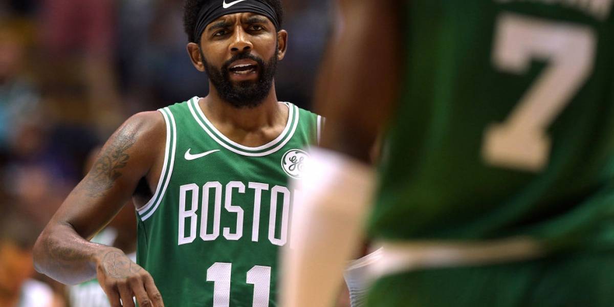 Resultado de imagen para REDACCIÓN INTERNACIONAL.- Campeón de un anillo de la NBA con los Cleveland Cavaliers, el jugador de baloncesto Kyrie Irving ―ahora base de los Boston Celtics― se ha disculpado por sus declaraciones del año pasado, cuando afirmó que Tierra es plana. Irving señaló en el Forbes’ Under 30 Summit en Boston que no se dio cuenta del impacto de sus comentarios.  “En aquel entonces definitivamente era como ‘Soy un gran teórico de la conspiración. No me podéis decir nada’. Lamento todo aquello”, declaró el jugador este lunes, pidiendo perdón sobre todo a los profesores de las ciencias.  MediaCard–mediaForward     Nicole Yang @nicolecyang  Kyrie apologizes for saying the world is flat. #Under30Summit 14:58 - 1 oct. 2018 2.004 689 personas están hablando de esto