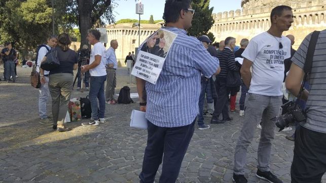 Decenas de personas protestan contra los abusos junto al Vaticano