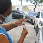 Prefeitura vacina idosos a partir de 85 anos e aplica 2ª dose em trabalhadores de saúde em 3 pontos de drive thru - SINDESEP