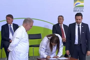 Primeiros profissionais do Médicos pelo Brasil assinam contrato para reforçar atendimento no SUS em todo o Brasil; PB tem 26 contratados - SINDESEP