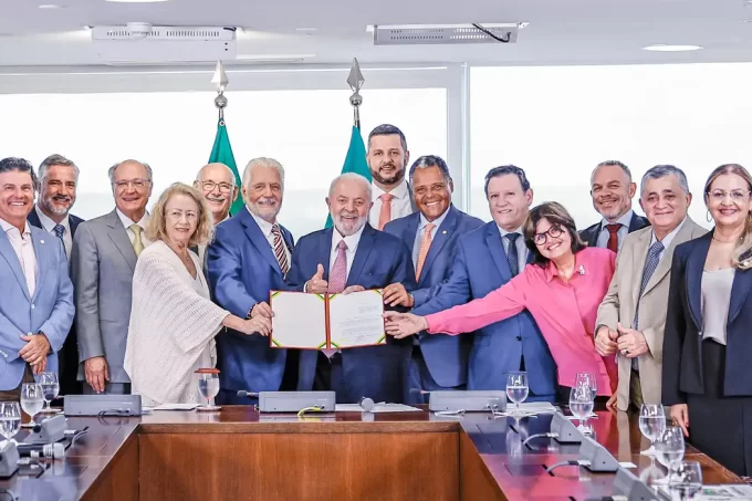 Lula sanciona lei que define revisão de pagamento de serviços do SUS - SINDESEP Lula sanciona lei que define revisão de pagamento de serviços do SUS - SINDESEP