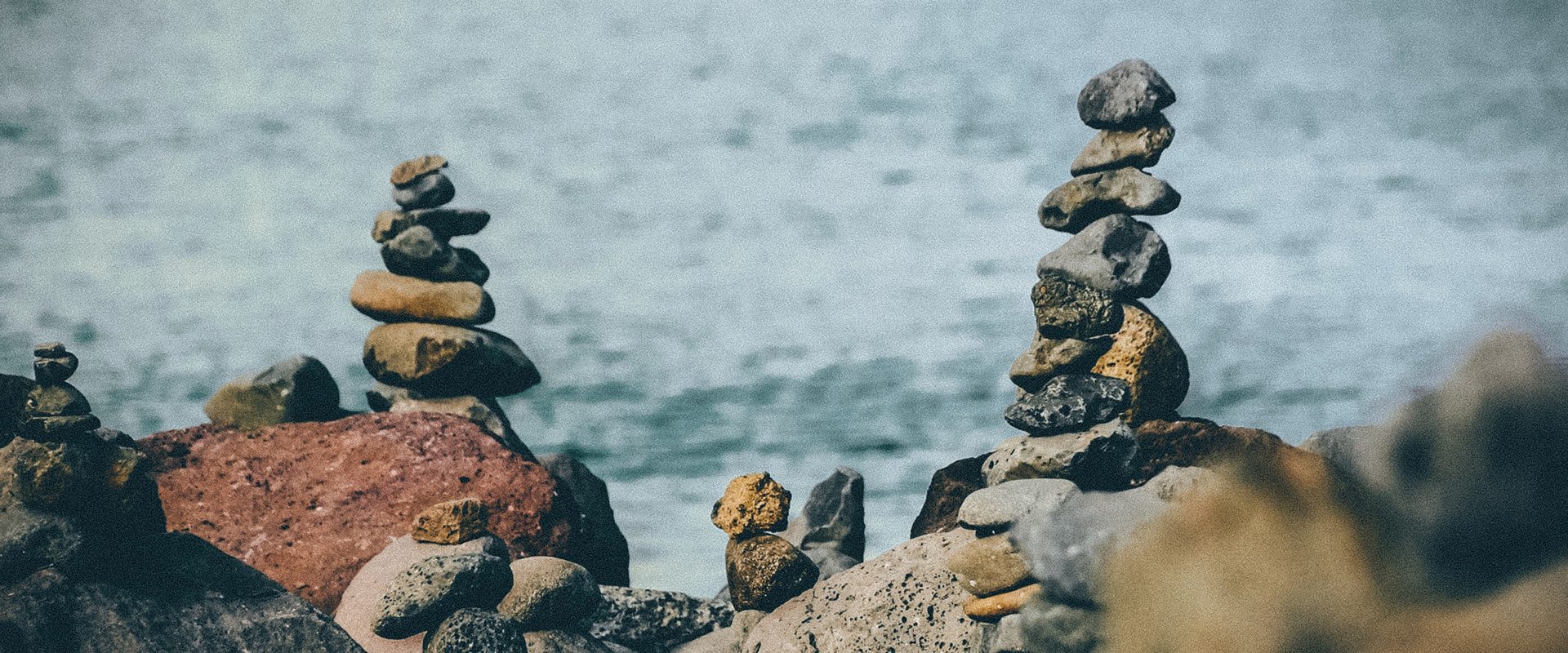 kiviä pinottuna rannalla