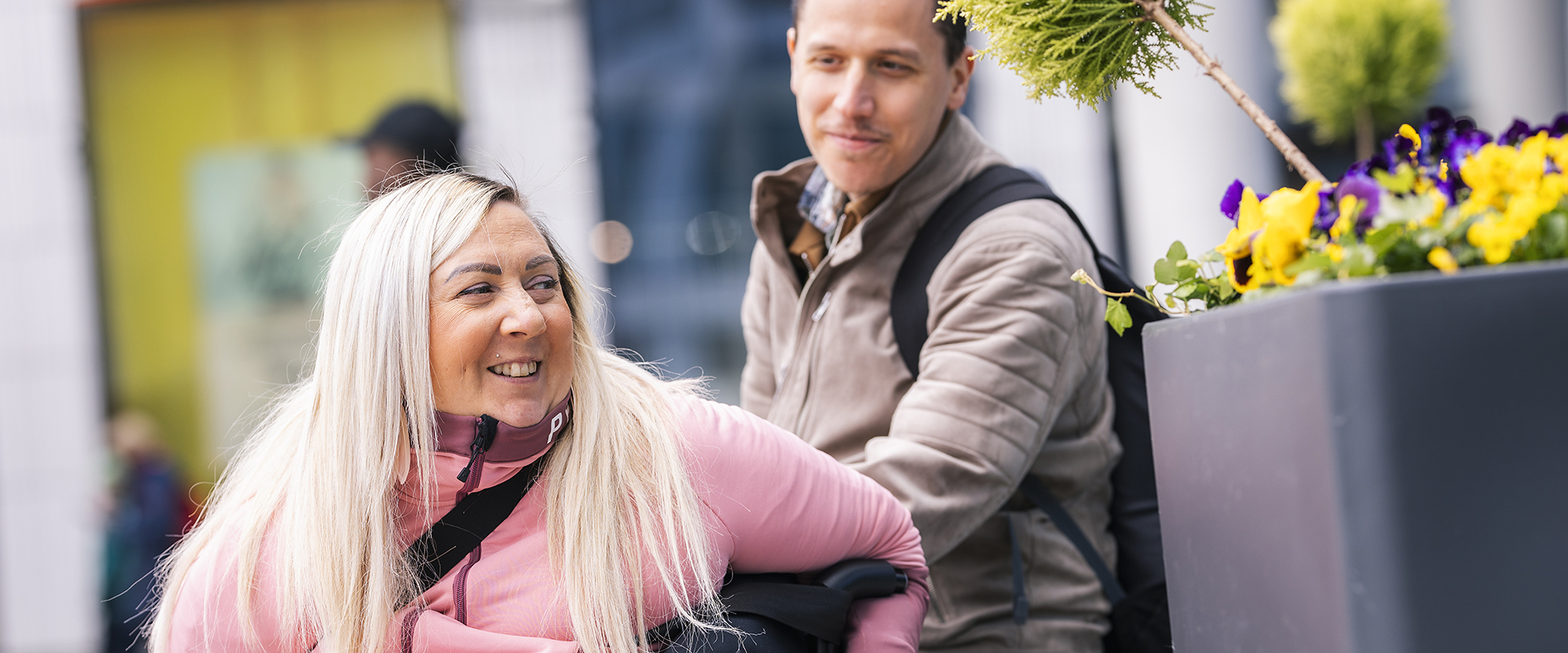 Iloinen nainen ja mies kauppakeskuksessa