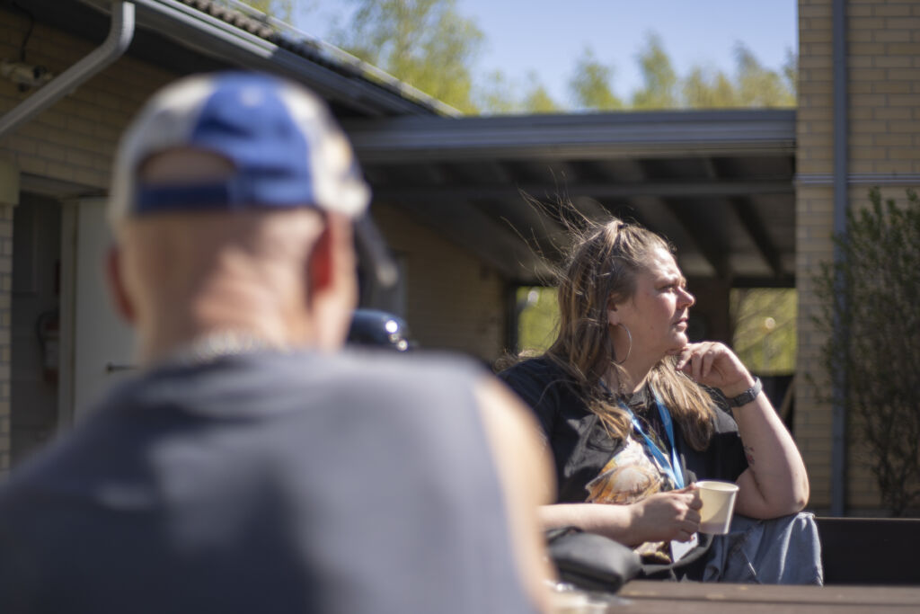 Pohtiva nainen istuu sumean miehen kanssa pöydän ääressä, valokuva.