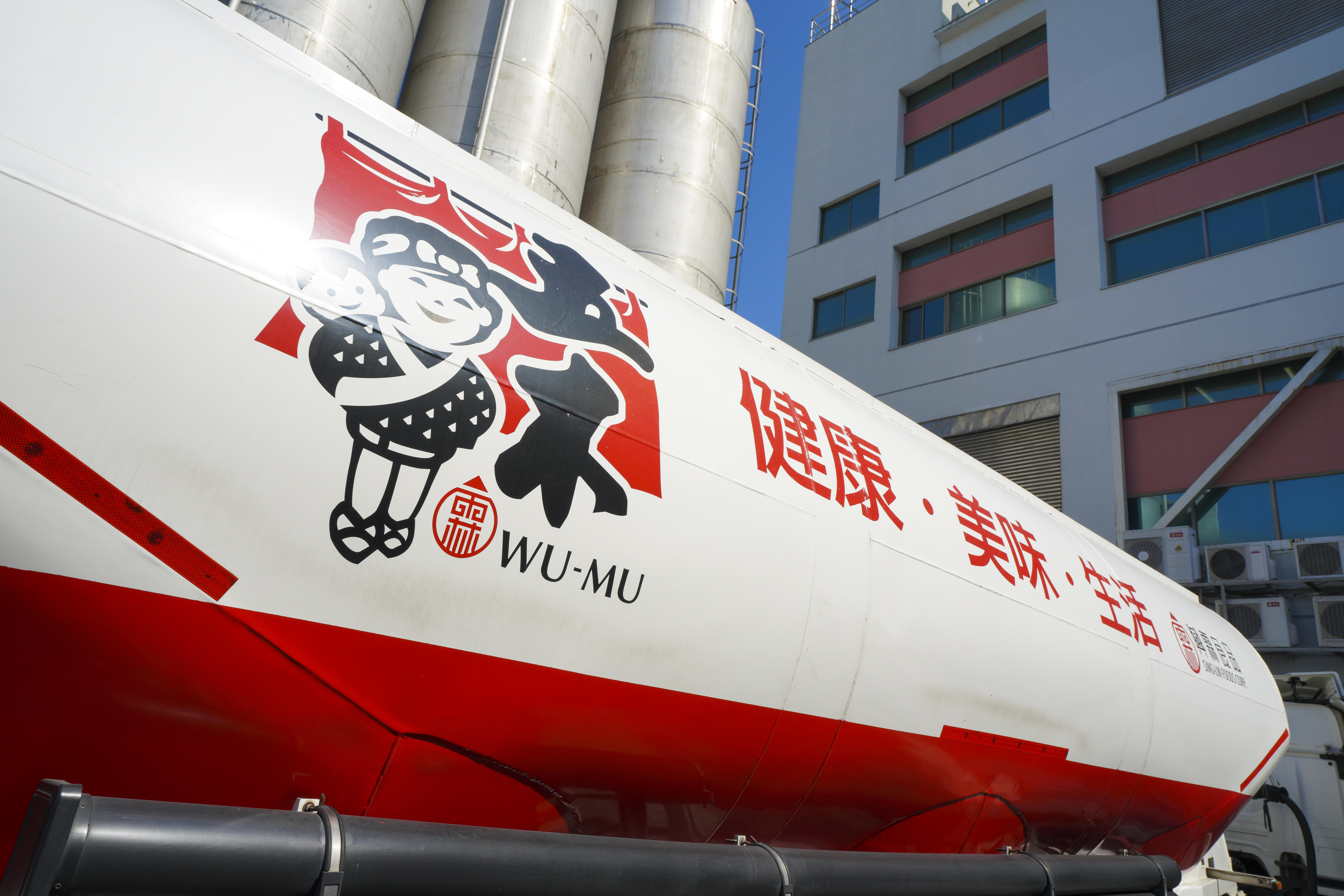 興霖每日皆有麵粉專車從麵粉廠新鮮直送麵粉往台灣的製麵工廠