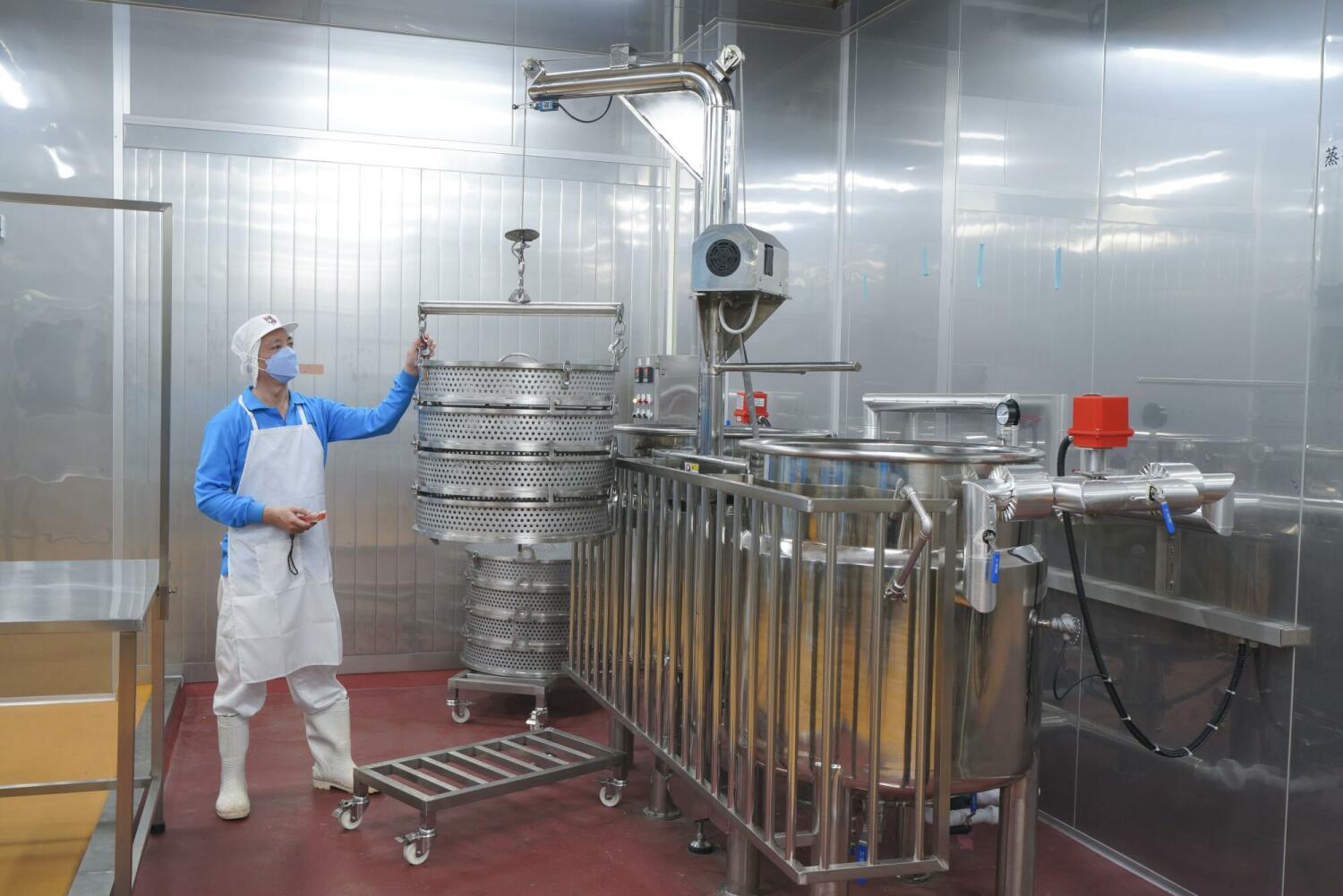 A look inside the SING-LIN FOODS production facility, where technicians operate professional steaming and cooking equipment to ensure safe, consistent quality in every batch of noodles.