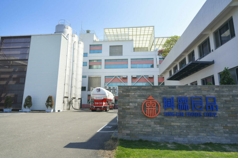 興霖食品工廠外觀與散裝麵粉專車,象徵製麵流程的源頭與原料管理能力。