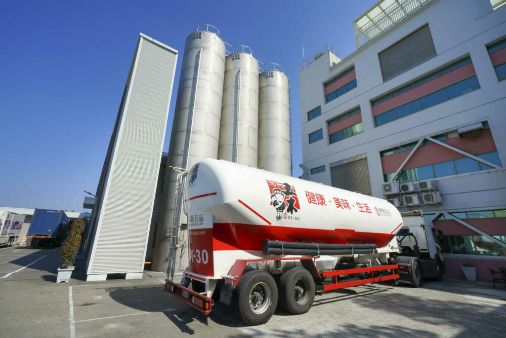 散裝麵粉專車將原料送入興霖食品的密封粉倉,透過全程自動密閉輸送管道確保麵粉的衛生與穩定性。