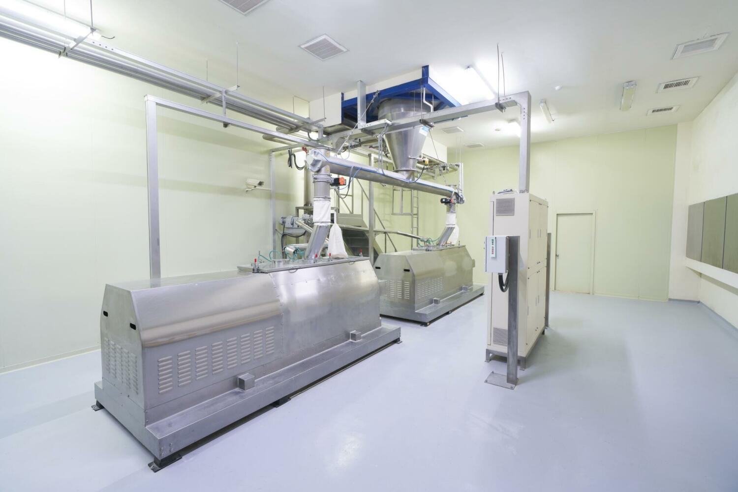 興霖食品的自動化投料與攪拌設備,搭配冰鹽水和麵系統確保麵糰均勻與含水穩定。