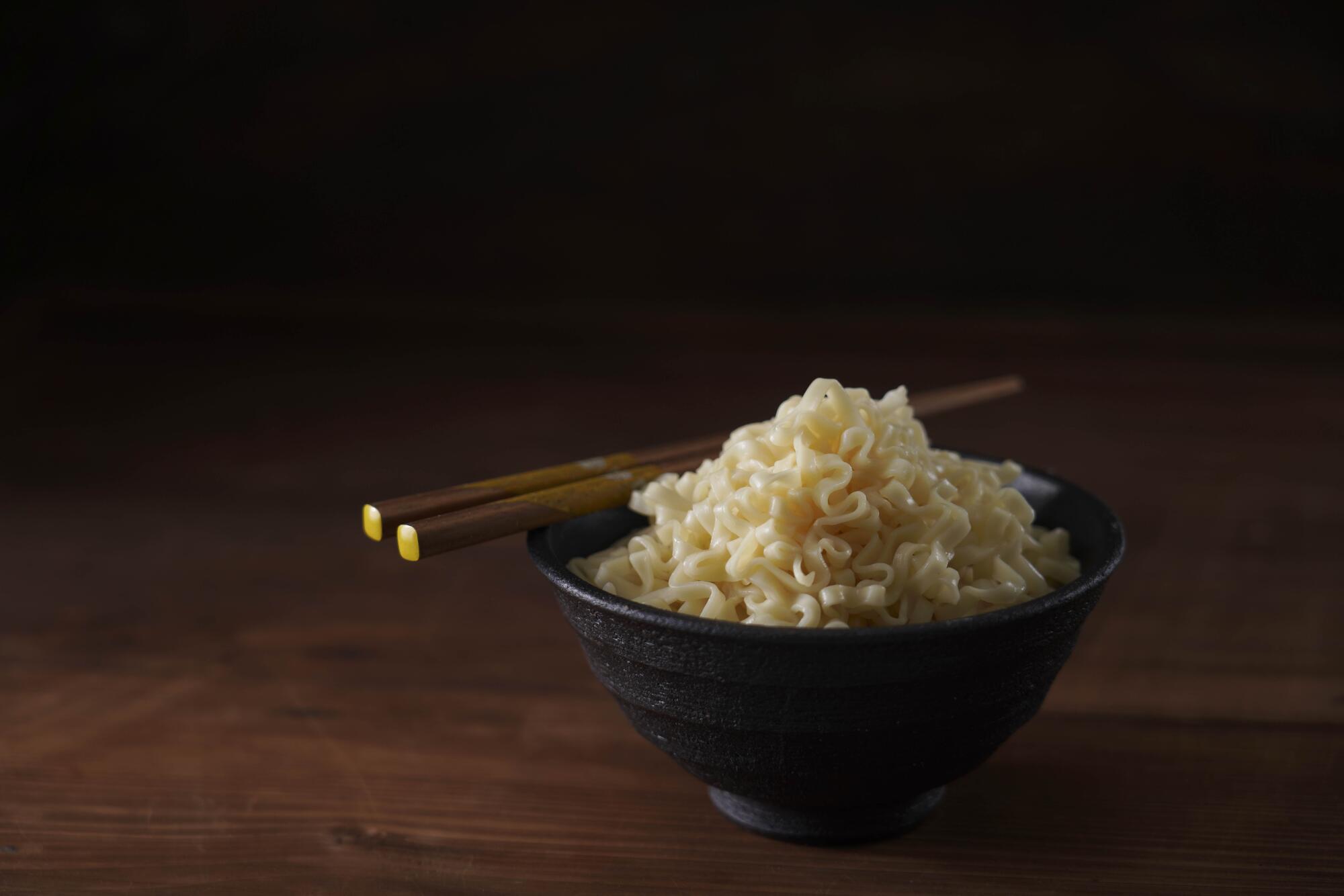 興霖食品以非油炸蒸煮工法製成的拉麵,呈現自然的波浪麵條與滑順彈牙的口感。