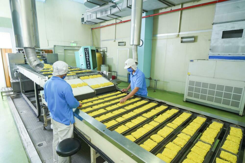 拉麵麵條於製麵工廠產線中進行多道製程控制，確保量產穩定與品質一致性