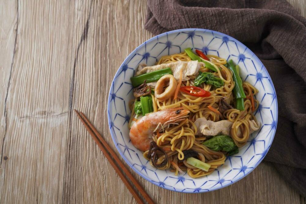 炒麵料理以油麵為基底，搭配蝦仁、豬肉片與蔬菜，高溫翻炒後麵條仍能保持彈性與完整口感。
