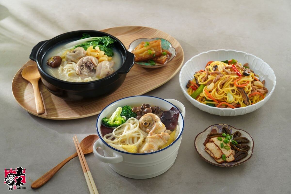 搭配不同麵條、肉類、海鮮與蔬菜的炒麵與湯麵