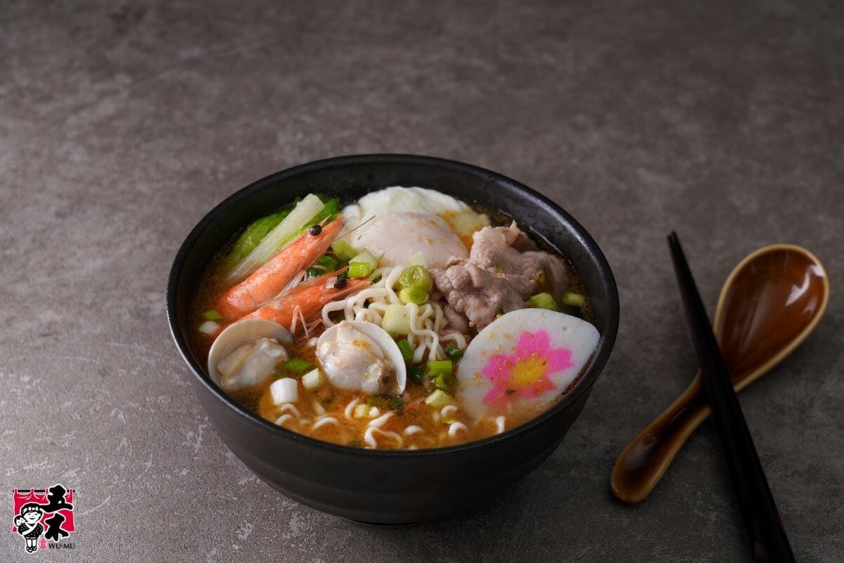 搭配肉片、鮮蝦、蛤蜊、魚板……等的的火鍋料湯麵