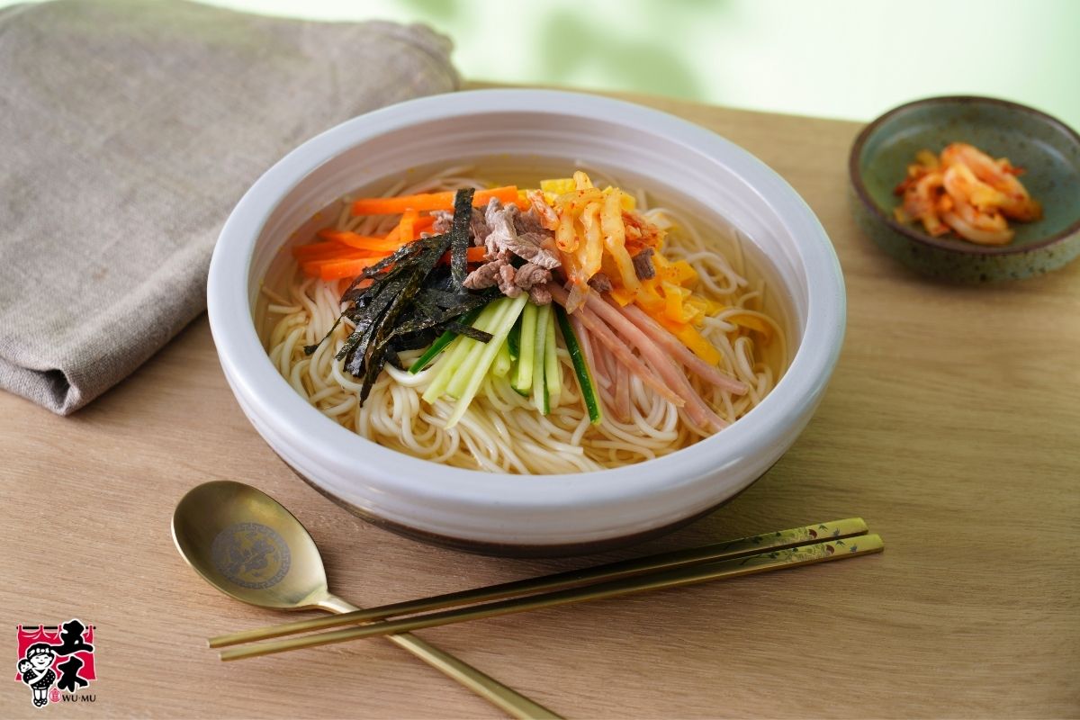 細關東麵製作的韓國宴會麵,搭配紅蘿蔔絲、小黃瓜絲、蛋絲、肉片、海苔與泡菜。