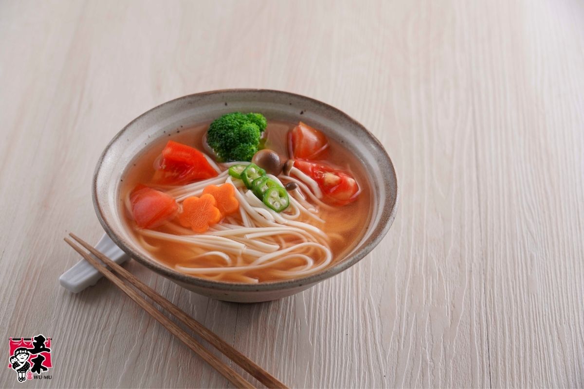 番茄鮮蔬湯麵,搭配番茄塊、花形紅蘿蔔片、花椰菜、秋葵與菇類。