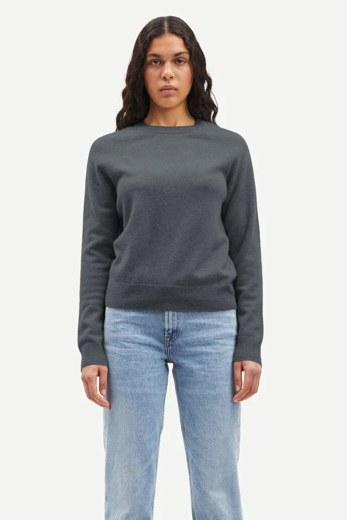 Pure cashmere crew neck in iron gate