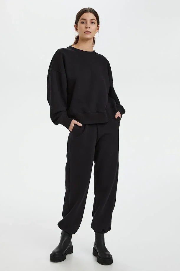 Short oversized sweater in black - 4