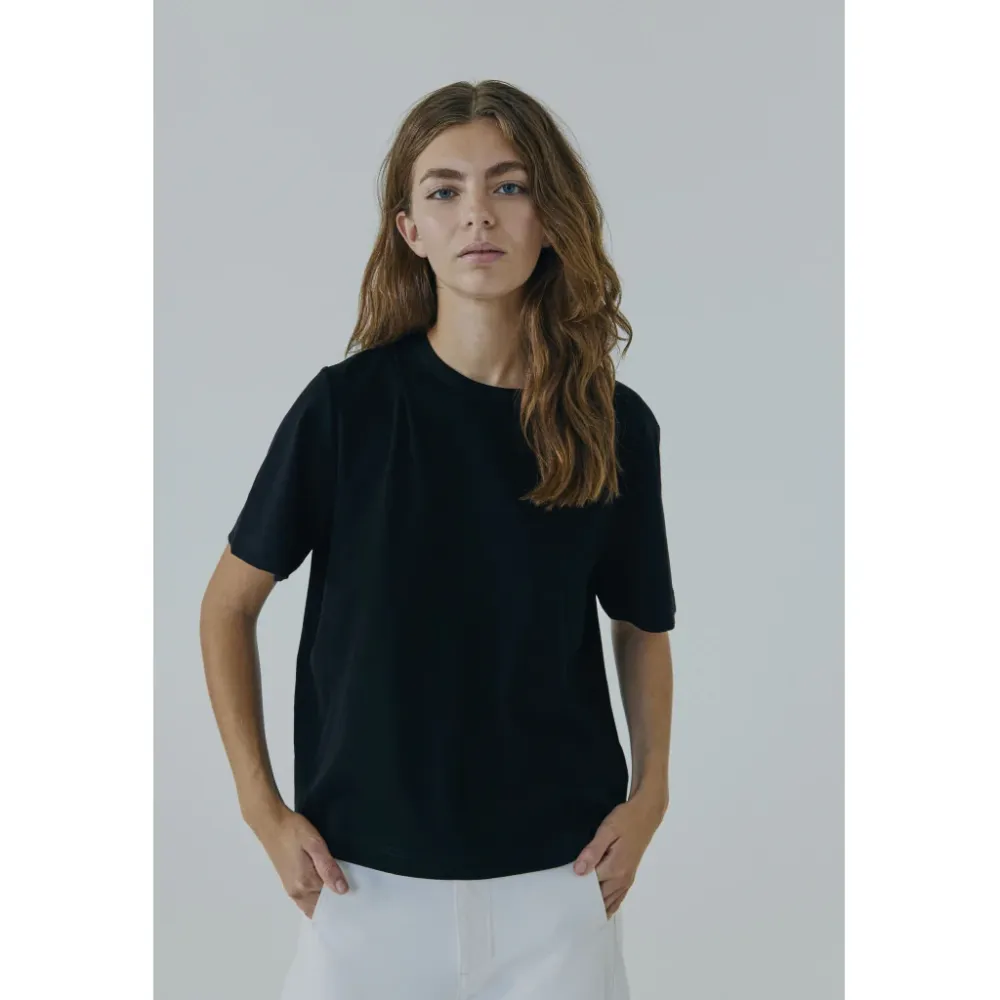 Nelly tee in black