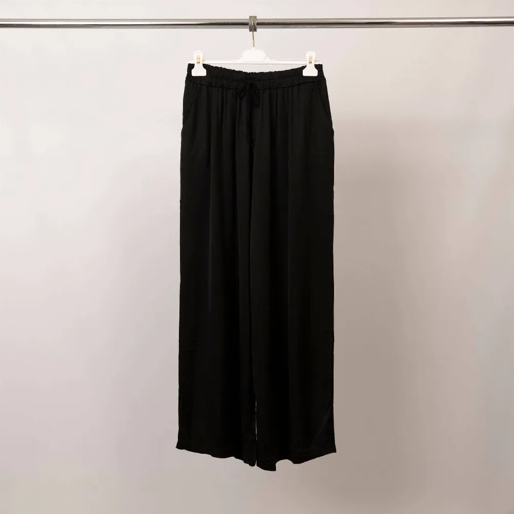 Satinierte weite Hose mit elastischem Bund – KD6637VS-U: Schwarz
