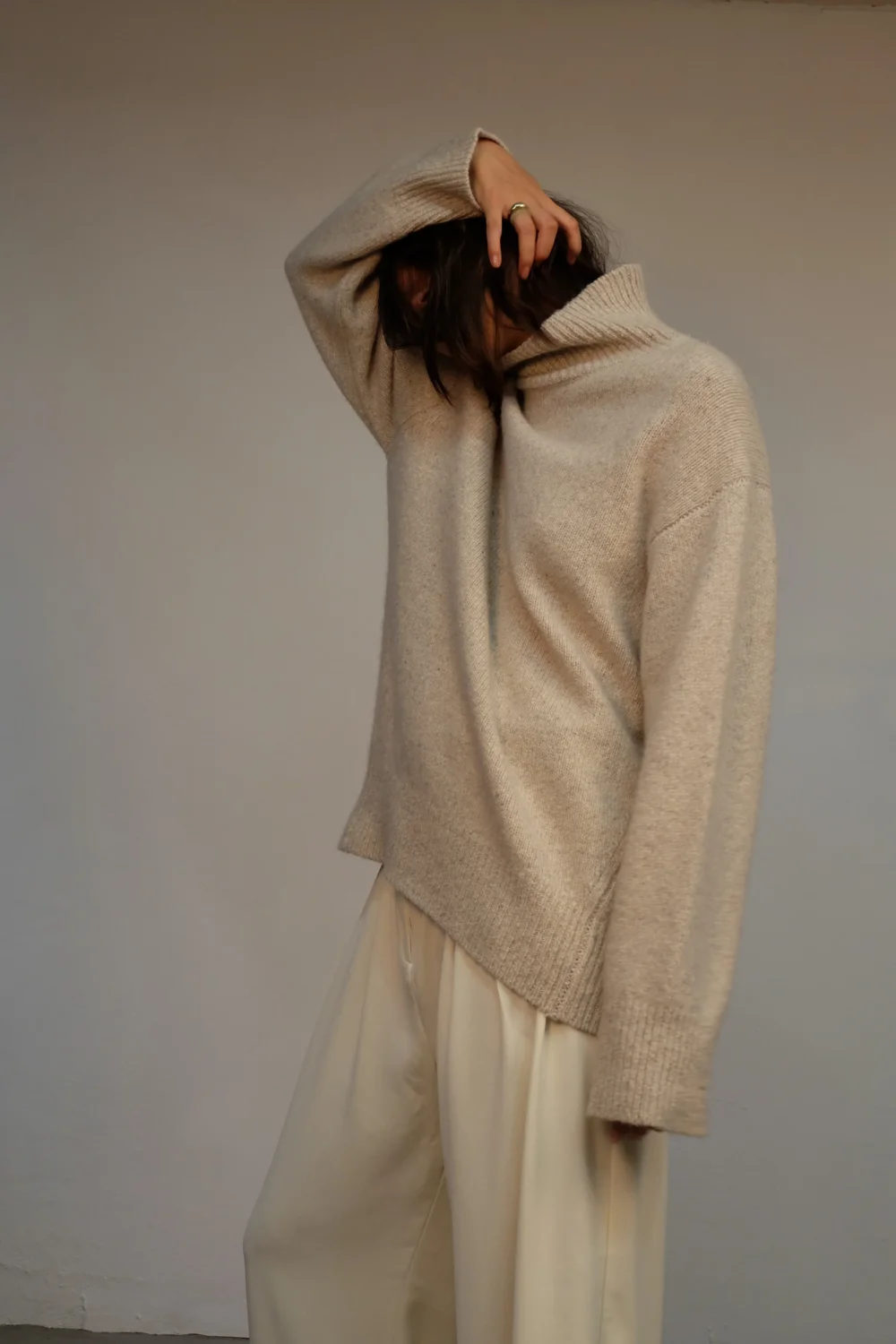 ROUND TURTLENECK CASHMERE SWEATER IN CLEAR CREAM