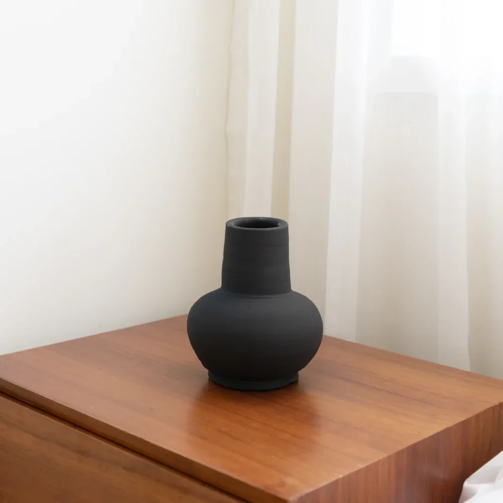 Nana handmade vase in black by oito atelier
