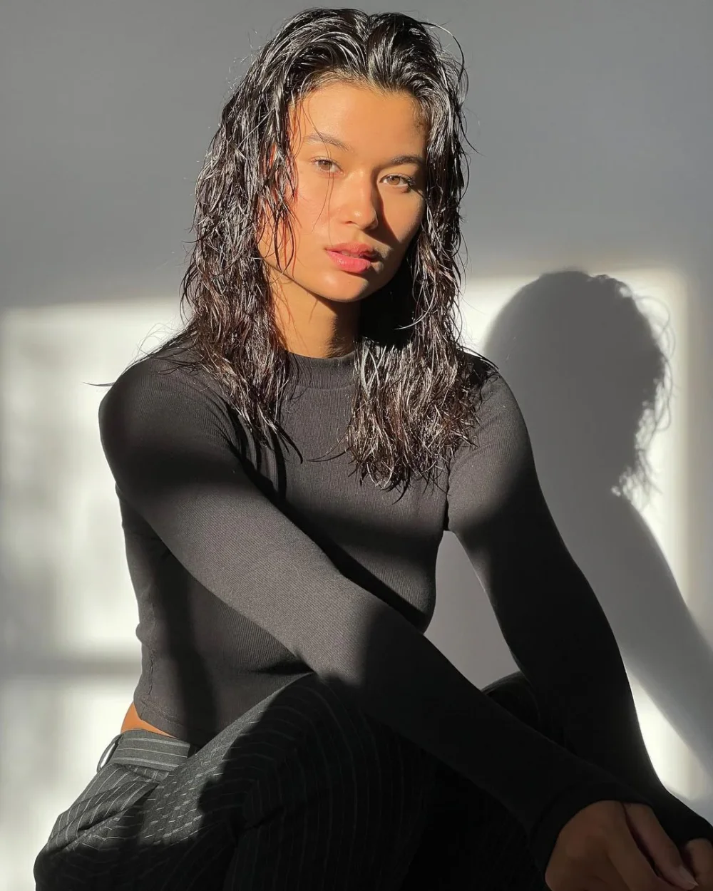 The ana cropped longsleeve in black
