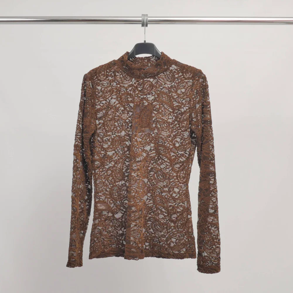 Halbtransparente Spitzenbluse mit langen Ärmeln - TDM12350-2: Noir - 2