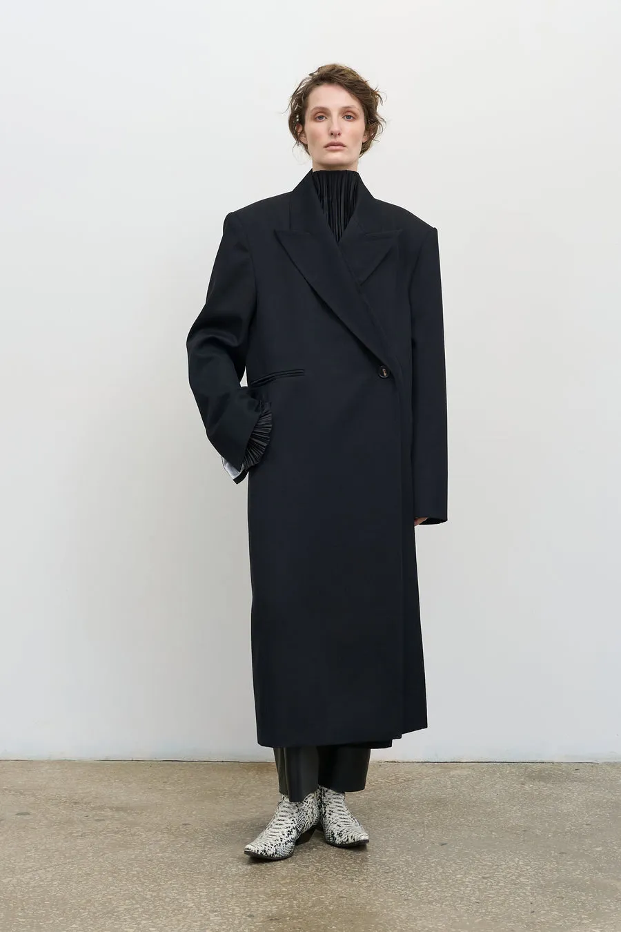 DEEP PLEATED WOOL COAT