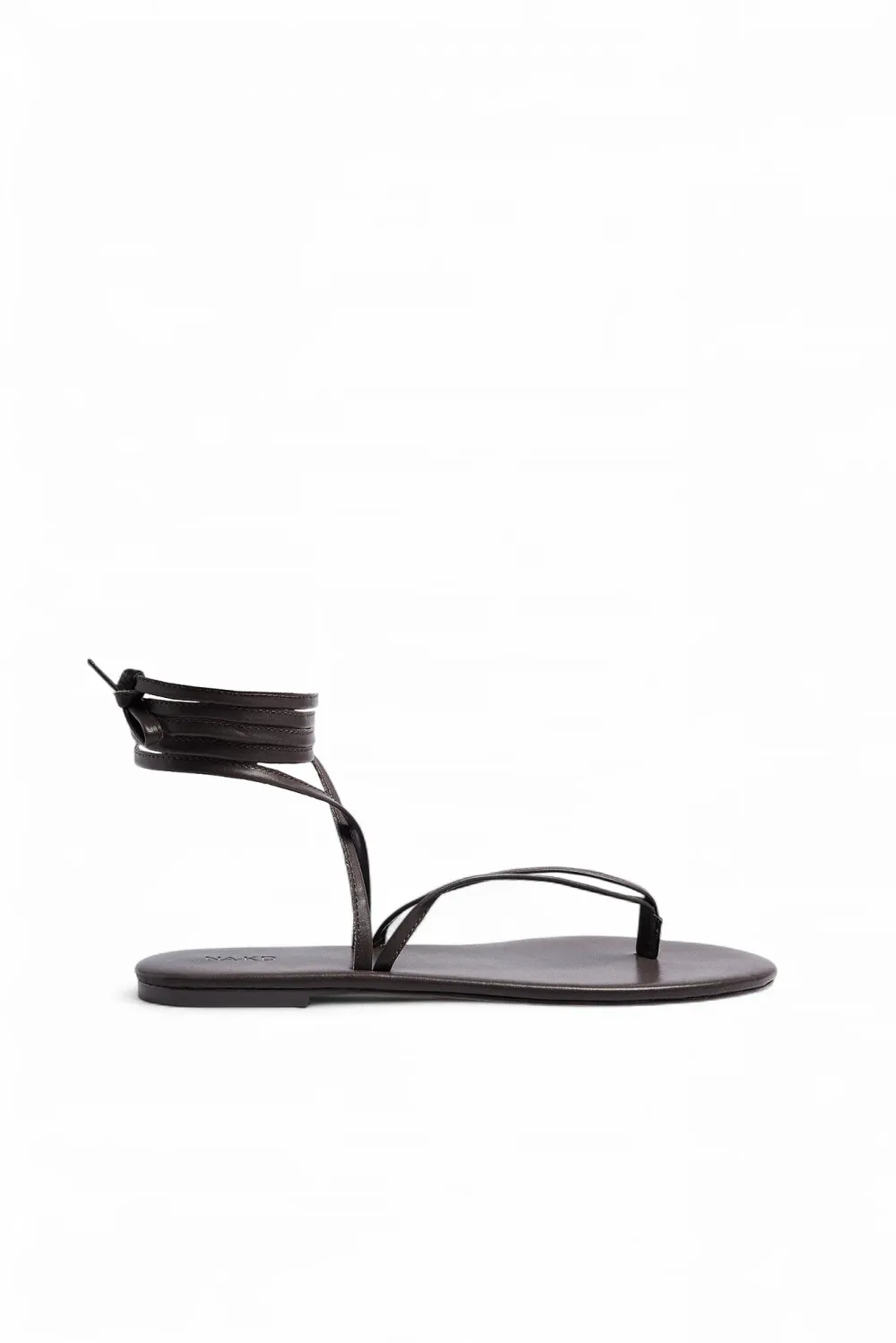 Flat sandals with straps
