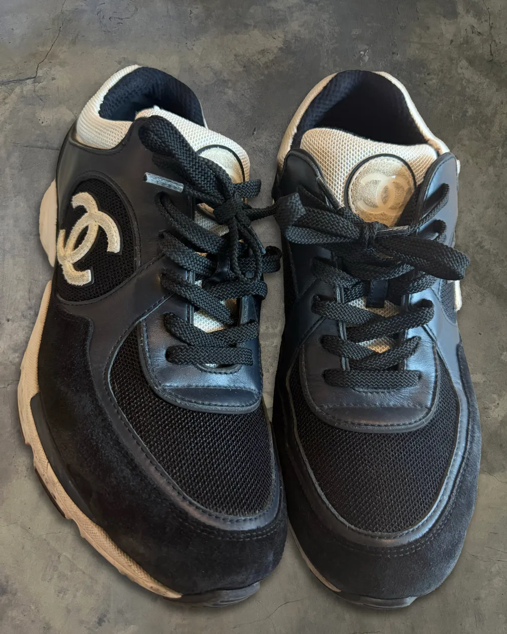 CHANEL CC LOGO SUEDE SNEAKERS