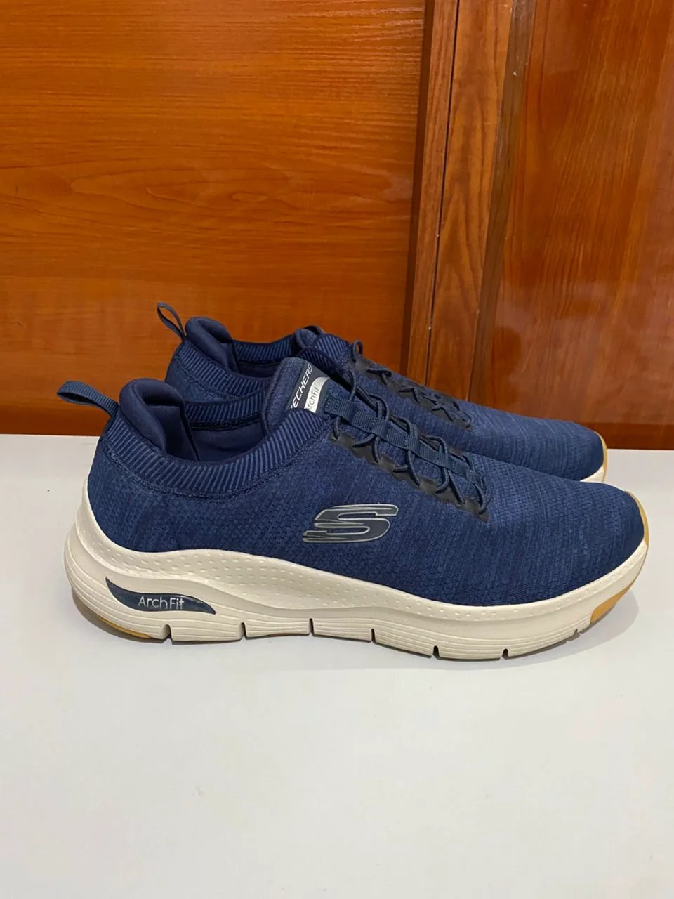 Sketchers gym shoes 43