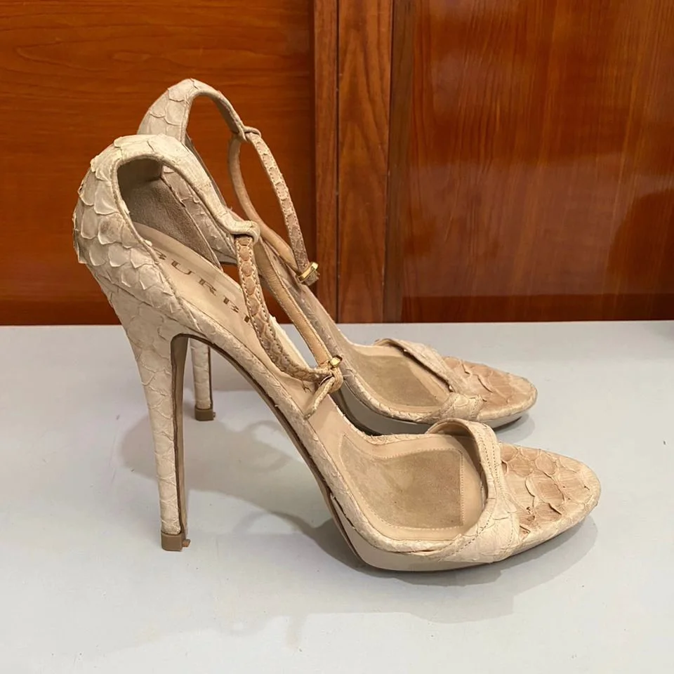 Burberry sandals. 40