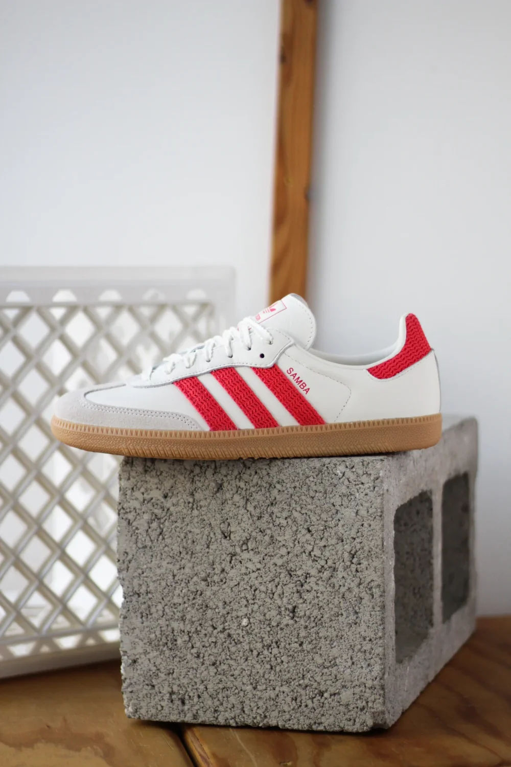 W ADIDAS SAMBA OG "OFF WHITE/SEMI LUCID RED/GUM"