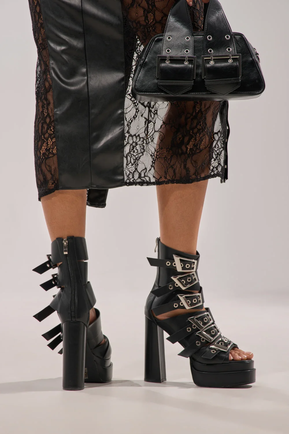 AKIRA GOLD ALBERIC BLACK CHUNKY PLATFORM SANDAL