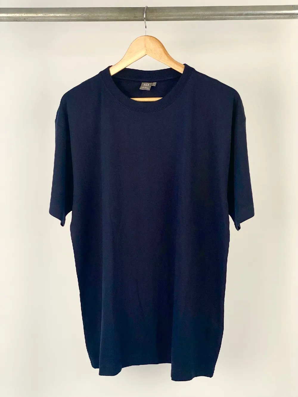 ID pro plain tshirt available in various colours. In navry blue