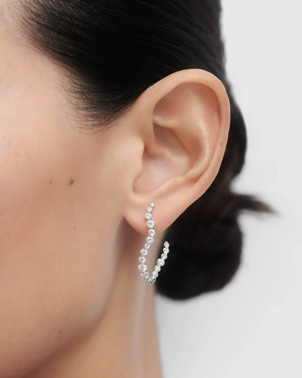 Diamonds and white gold Venus hoops - 5