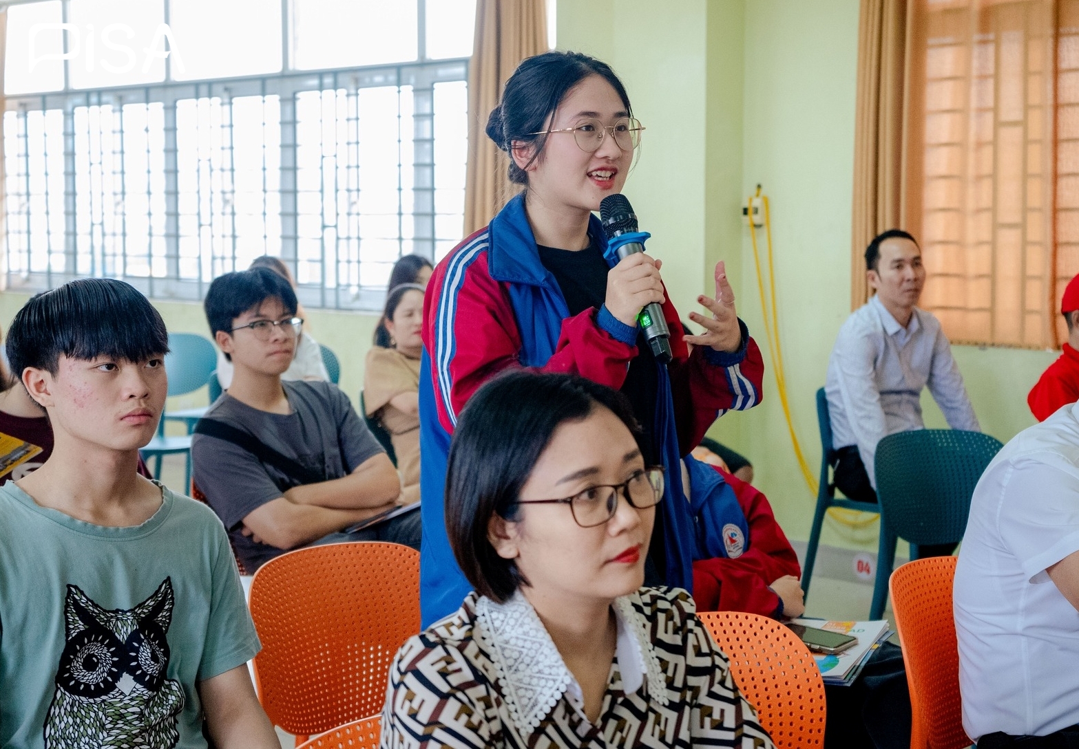 Học sinh t&igrave;m hiểu lộ tr&igrave;nh x&acirc;y dựng hồ sơ du học