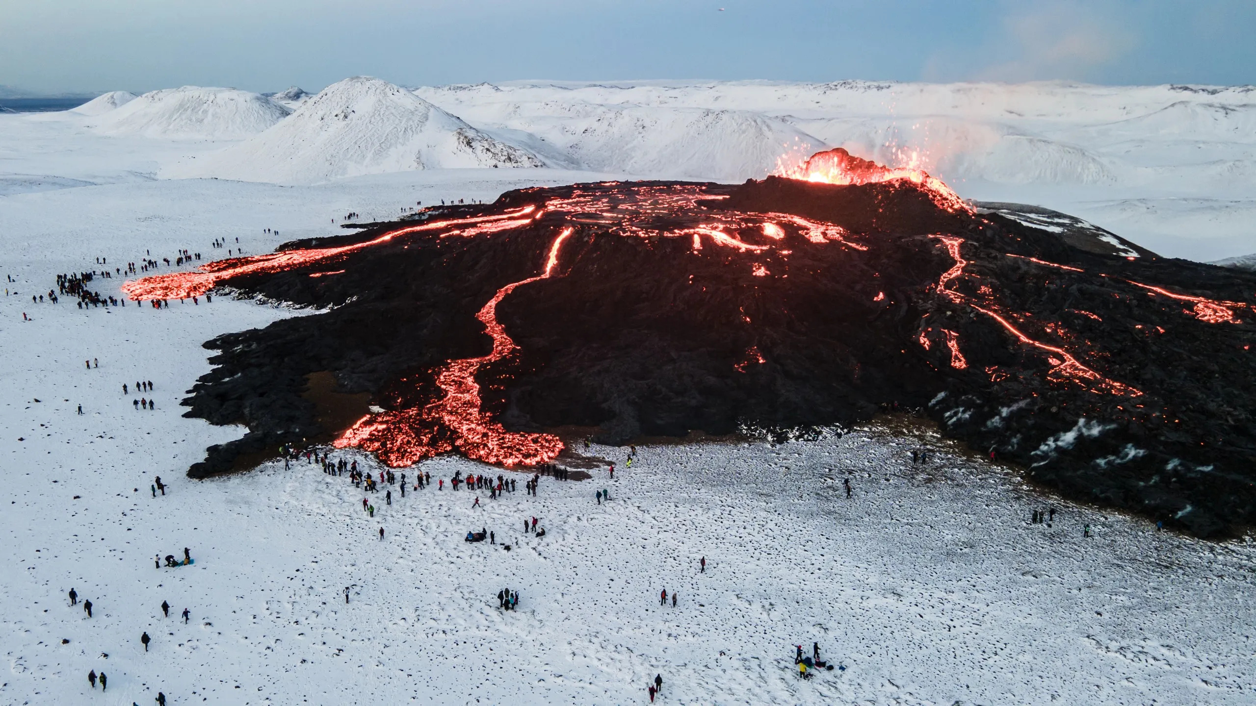 Abgeschwächte seismische Aktivität, Eruption hält noch an Island