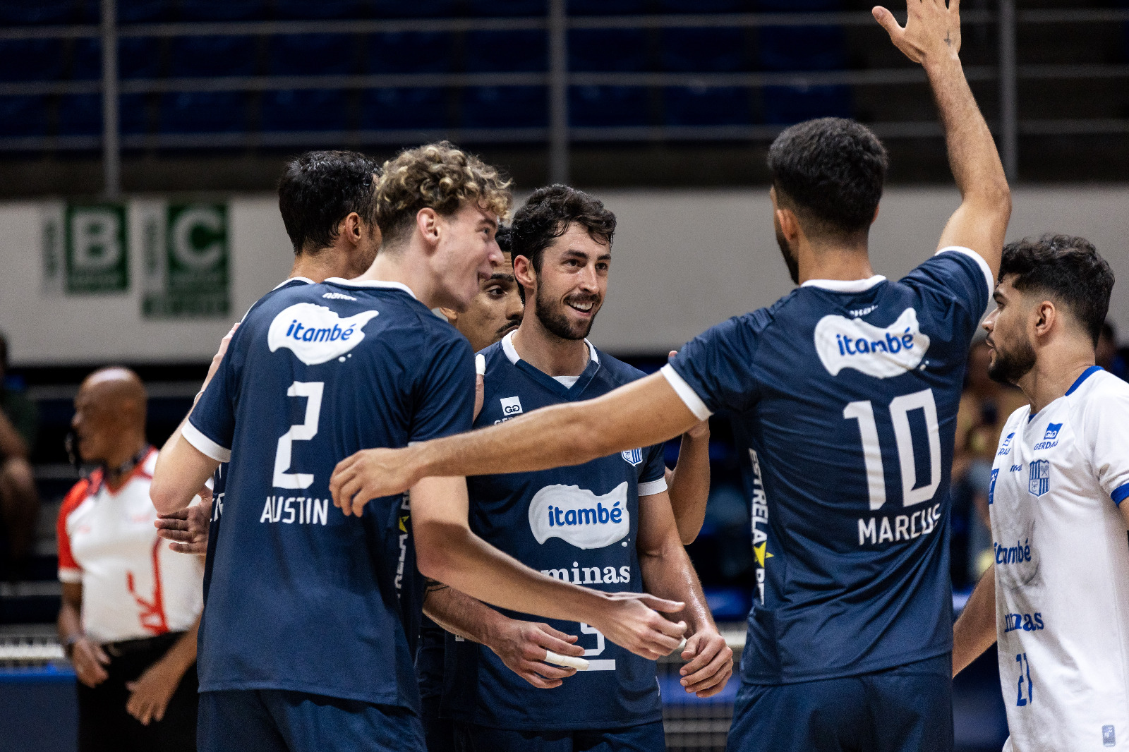 Na volta ao profissional, JF Vôlei bate Minas no tie-break na