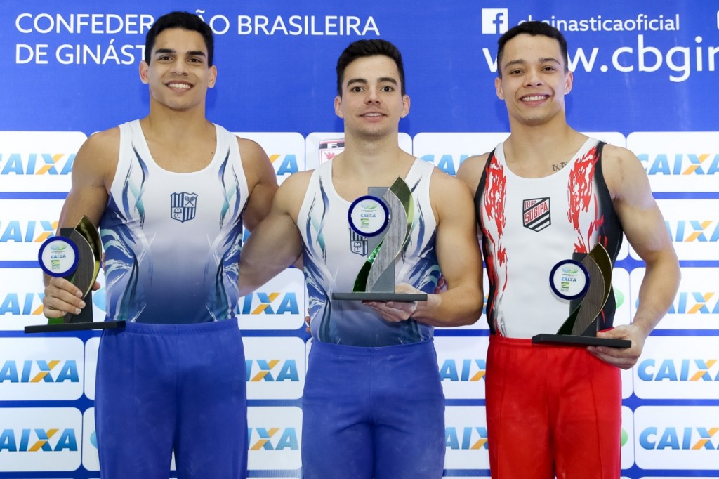 Lucas Bitencourt, ao centro, e Leonardo de Souza, à esquerda, fizeram a dobradinha do Minas