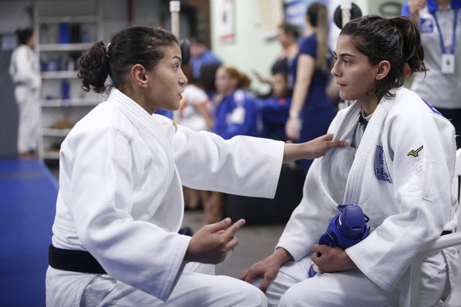 Sarah Menezes, campeã olímpica, passa instruções para Amanda Lima, convocada para o Mundial (Foto: Orlando Bento/MTC)