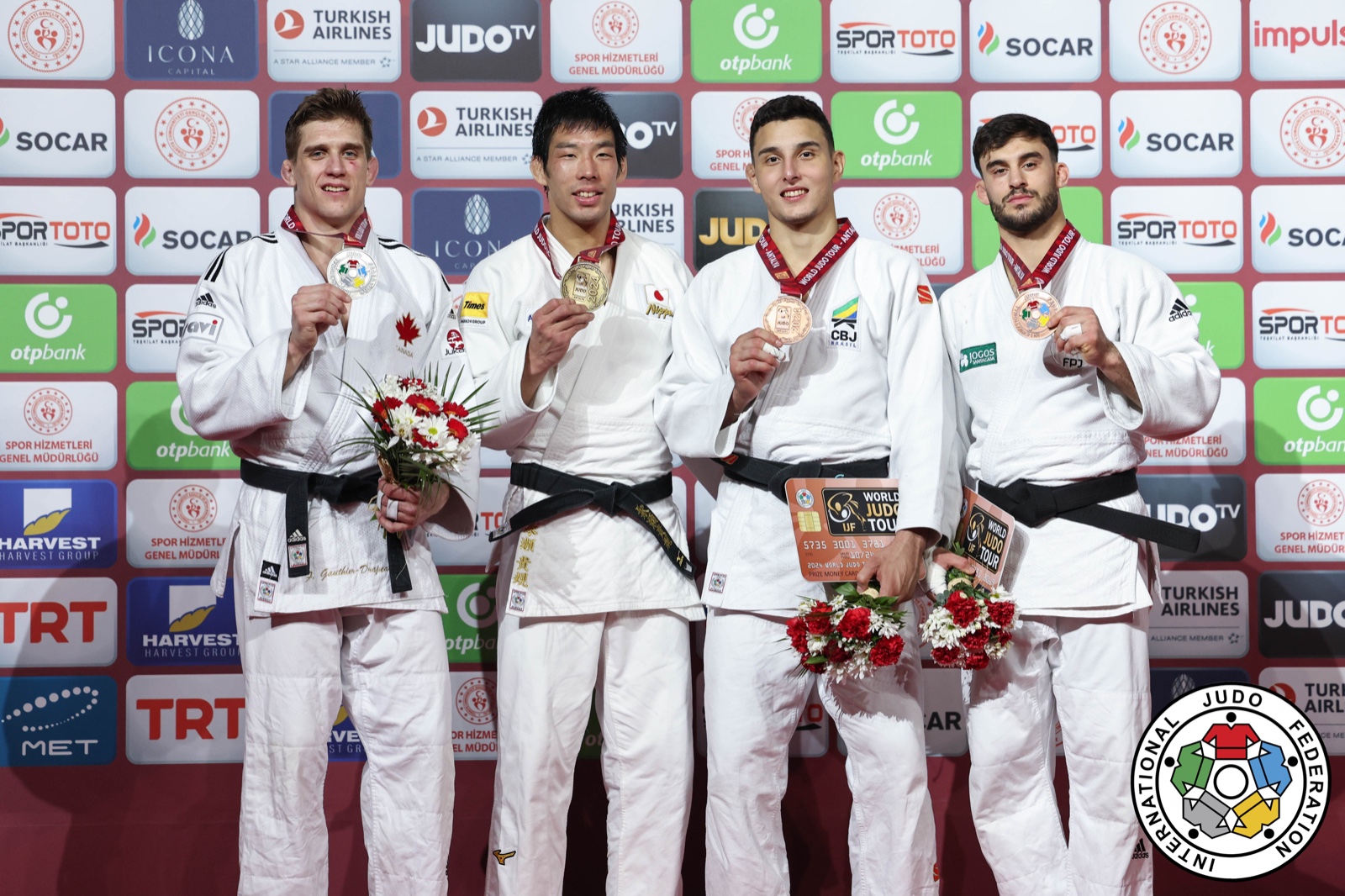 O judoca exibe sua medalha no pódio de Antalya (Foto: Emanuele Di Feliciantonio/IJF)